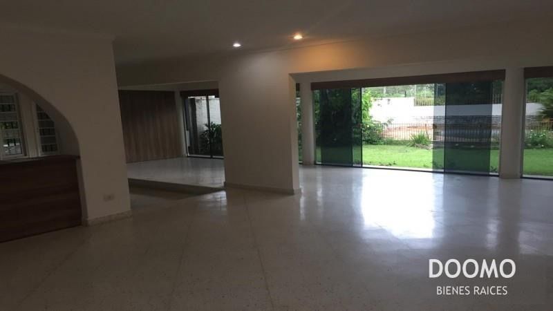 IMPONENTE CASA DE UNA SOLA PLANTA — foto 3