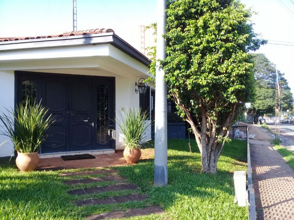 VENDO HERMOSA CASA SOBRE LA CALLE LIBERTAD A MTS DE MARISCAL LOPEZ EN ESQUINA, RECIBO VEHICULO Y FINANCIO — foto 2