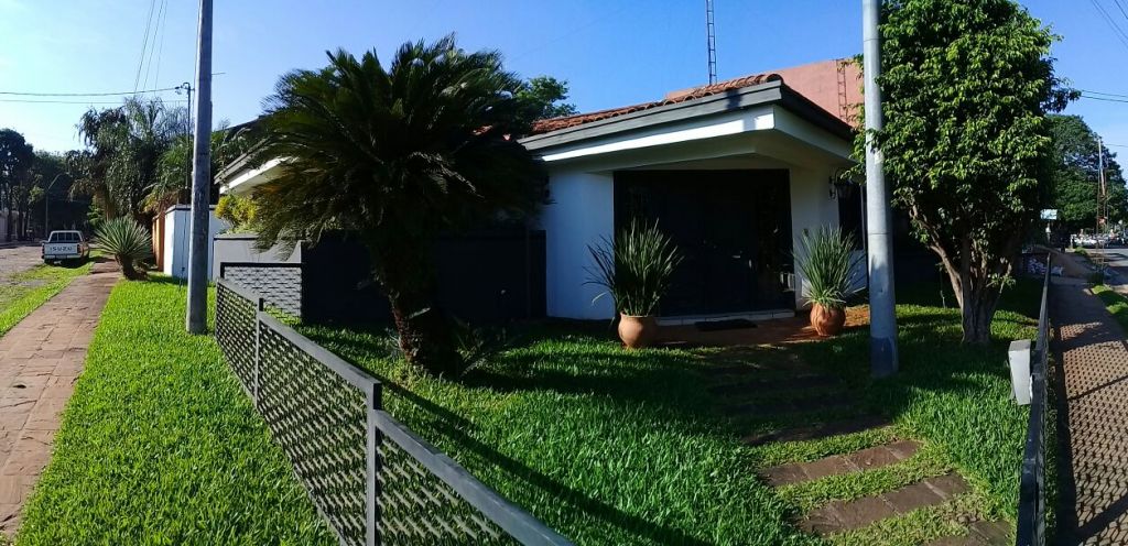 VENDO HERMOSA CASA SOBRE LA CALLE LIBERTAD A MTS DE MARISCAL LOPEZ EN ESQUINA, RECIBO VEHICULO Y FINANCIO — foto 3