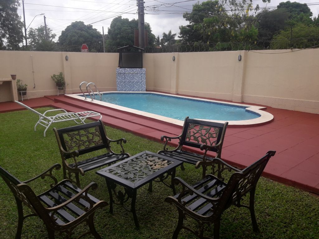 Vendo Casa en esquina con Ubicacion Privilegiada — foto 2