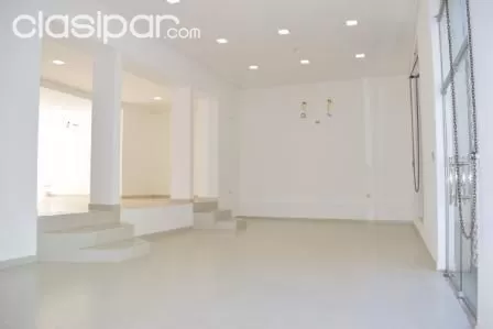 ALQUILER DE MODERNO SALÓN COMERCIAL UBICACIÓN CENTRICA — foto 2