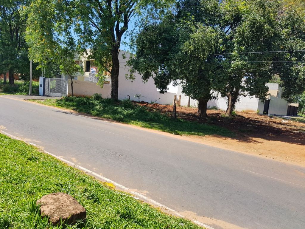 VENDO HERMOSO TERRENO EN ESQUINA! ZONA CONMEBOL LUQUE, VILLA ADELA, OFERTAAA!! SOBRE ASFALTO!! — foto 2