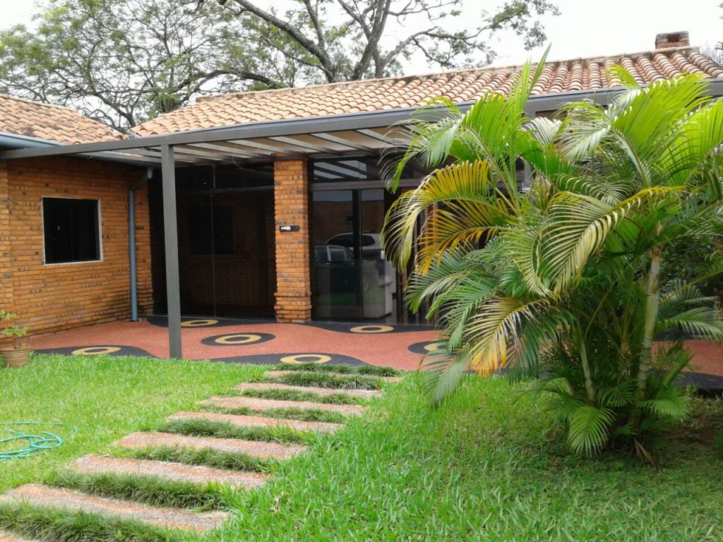 VENDO RESIDENCIA DE 2 PLANTAS CON PISCINA Y QUINCHO — foto 2
