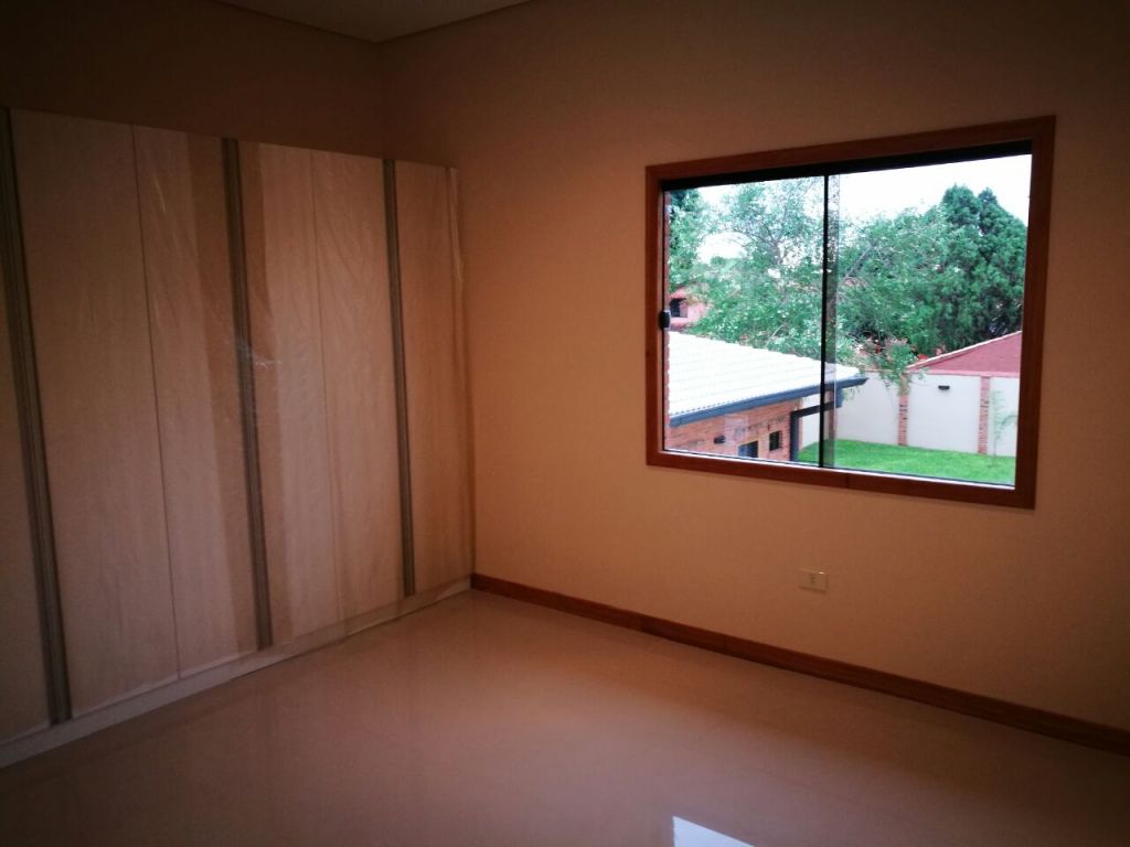 HERMOSA CASA A ESTRENAR 4 DORM. CPISICINA. BARRIO HERRERA — foto 3