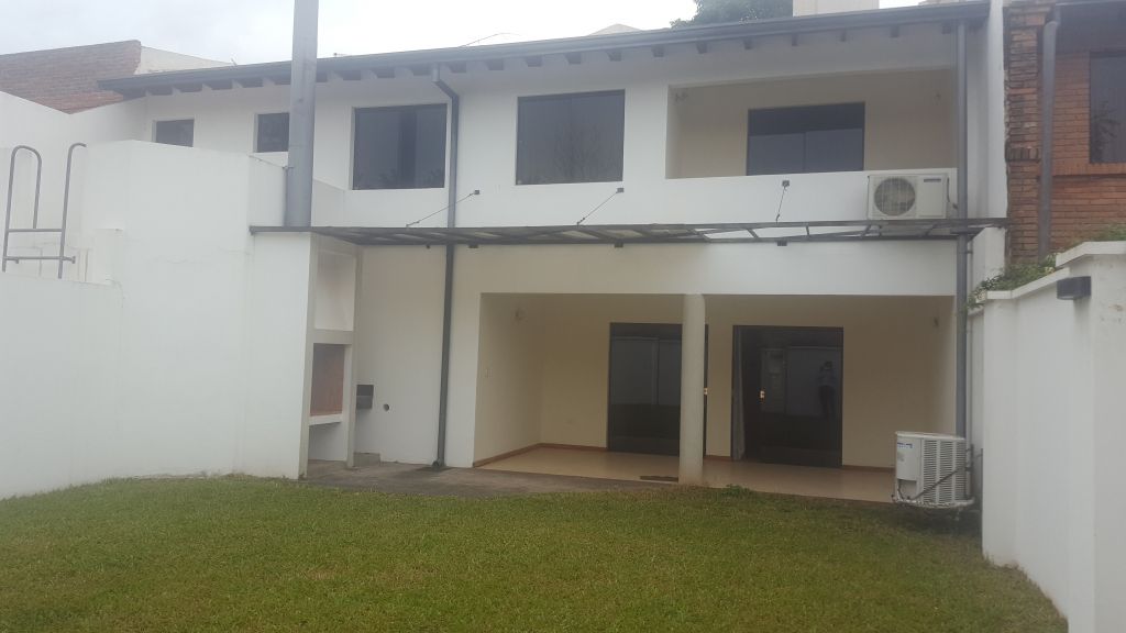 VENDO HERMOSA RESIDENCIA - BARRIO LAS GOLONDRINAS — foto 2