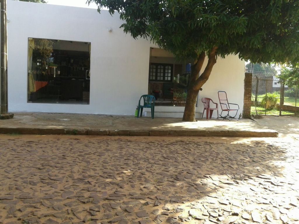 CASA DE 3 DORMITORIOS CON 2 SALONES COMERCIALES. — foto 2