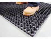 ALFOMBRA, PISO ANTIFATIGA, ANTIDESLIZANTE CON ORIFICIOS DE DRENAJE
