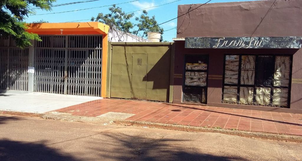 INMUEBLE CON UNA CASA Y 2 SALONES COMERCIALES, Superficie: 473,64 m2. — foto 3