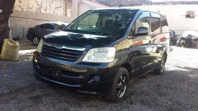 Toyota Noah 2003 - foto 2