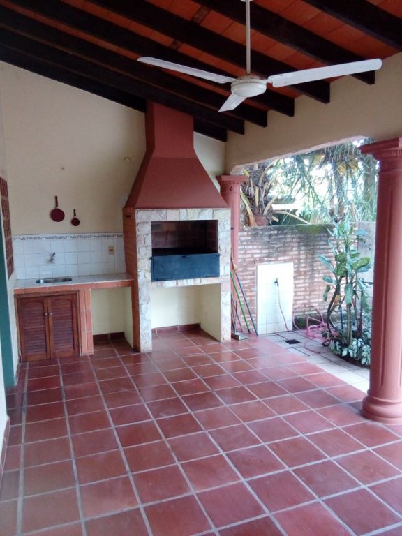 VENDO HERMOSA CASA EN ESQUINA A 200 MTS. DE LA RUTA LUQUE-SAN LORENZO — foto 2