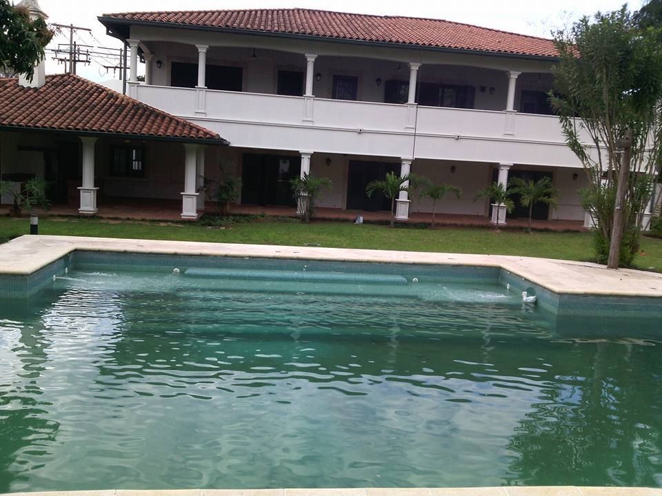 VENDO HERMOSA RESIDENCIA EN BARRIO LOS LURELES ASUNCION PARAGUAY — foto 2