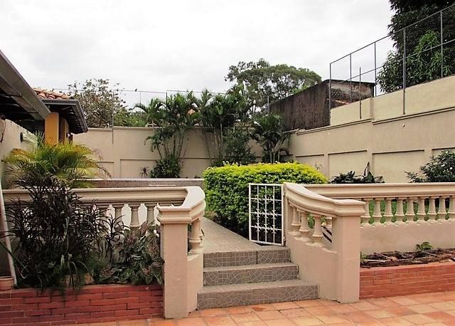 VENDO CASA EN ASUNCION PY ZONA SHOPPING DEL SOL — foto 3