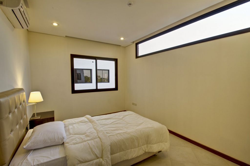 ALQUILO DEPARTAMENTO AMOBLADO DE 2 HAB, ZONA CARMELITAS. PRECIO INCLUYE: 2 COCHERAS, LIMPIEZA 3SEMANA, WIFI, CABLE TV — foto 2
