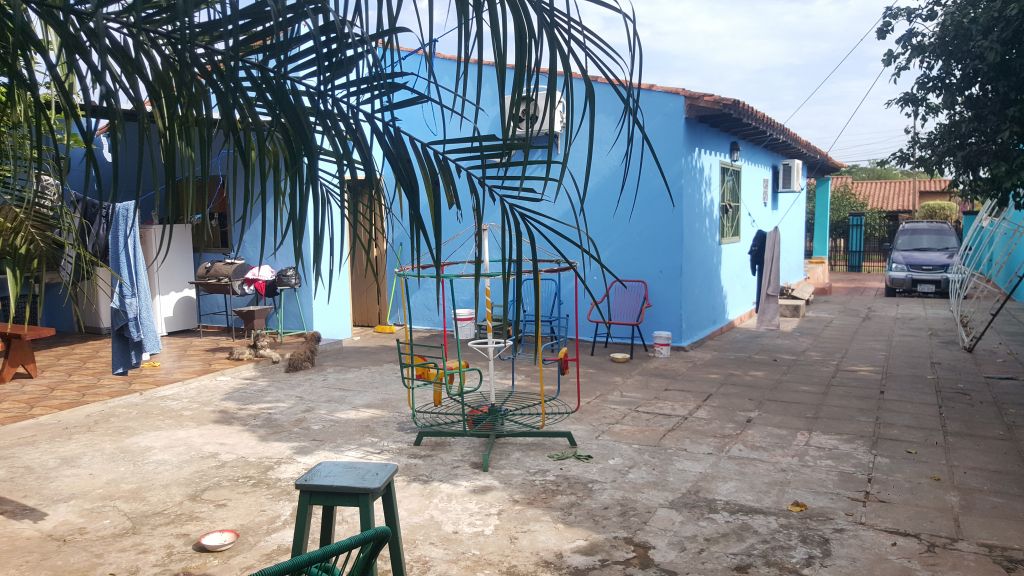 remato hermosa casa con salón comercial barrio san carlos ñemby — foto 2