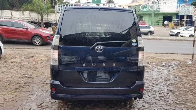 Toyota Voxy 2004 — foto 3