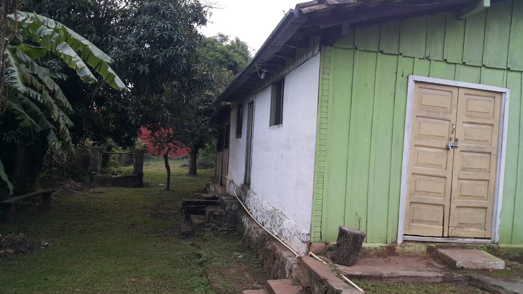 VENDO CASA TITULADA EN BARRIO AZUCENA DE CORONEL OVIEDO A 300MTS DE LA DOBLE AVENIDA CON IMPUESTO AL DIA — foto 3