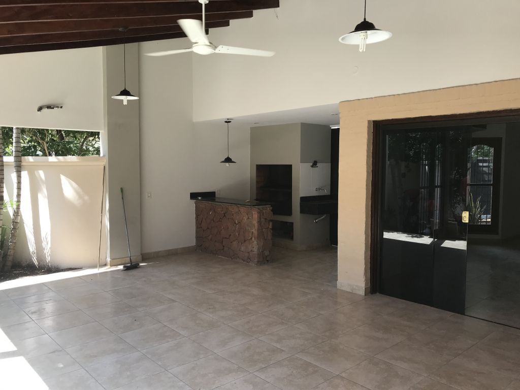 Amplia casa en Barrio Carmelitas a dos cuadras de la Avda. San Martín — foto 3