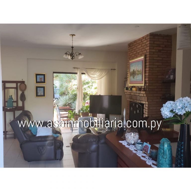 EN VENTA CASA ZONA COLEGIO GOETHE CON 3 SUITES — foto 3