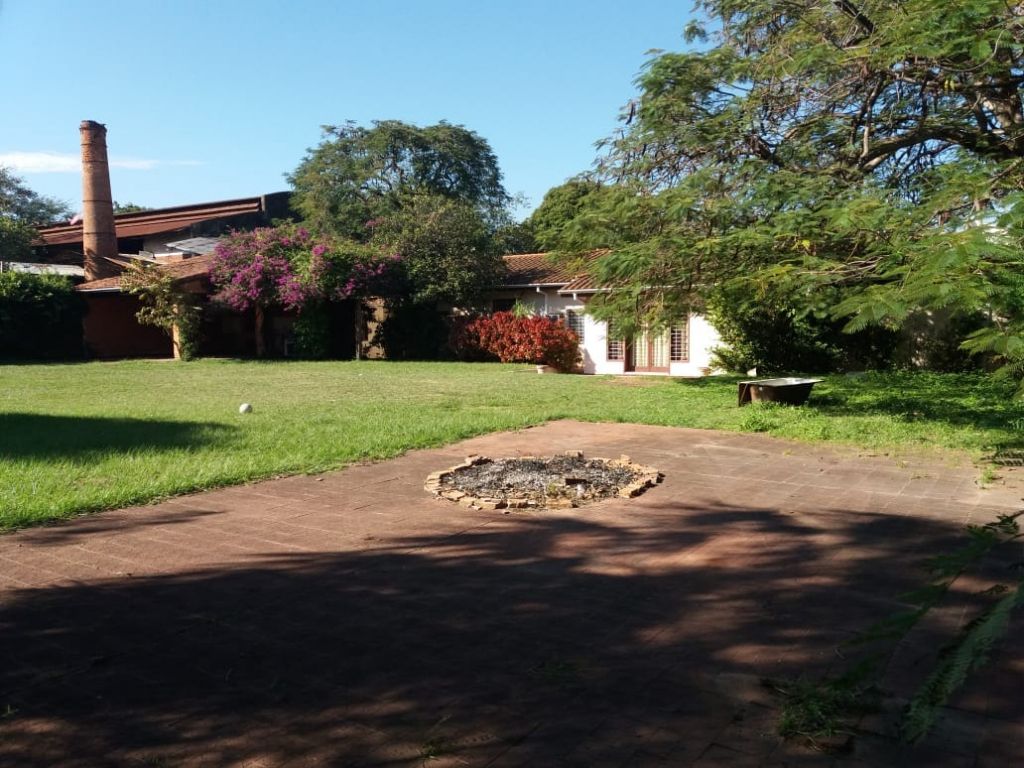 HERMOSA RESIDENCIA SOBRE ASFALTO - BARRIO SAJONIA — foto 2