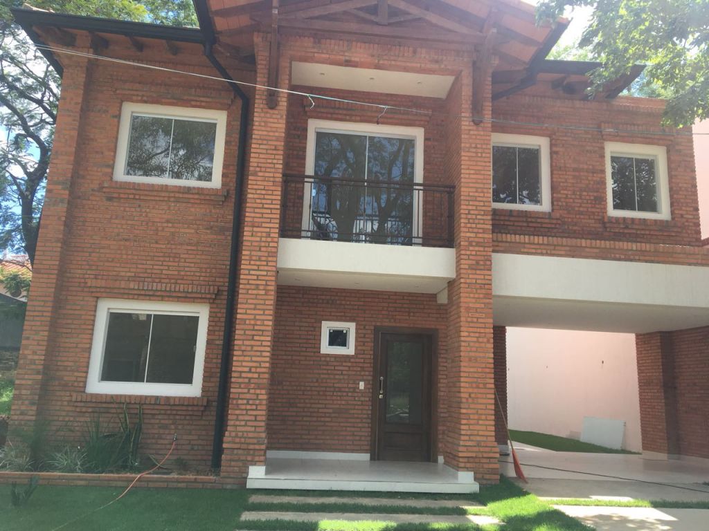 SERVIN BIENES RAÍCES VENDE HERMOSA CASA EN BARRIO CERRADO SEMINARIO - ASUNCION — foto 2