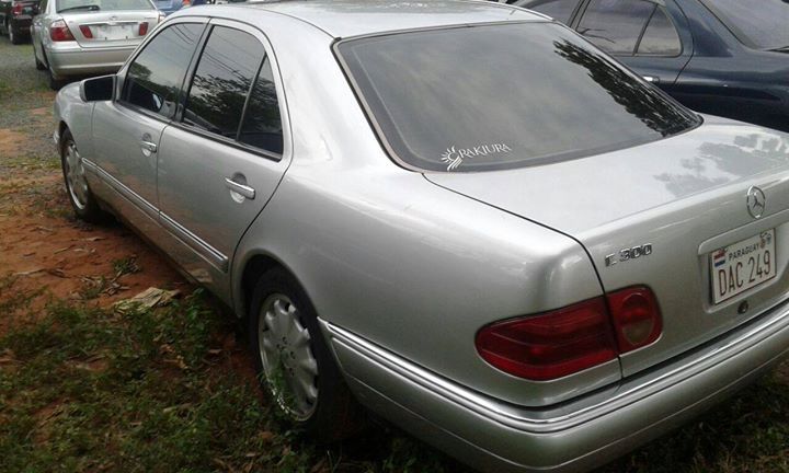 Mercedes benz E300, anho 99 en perfecto estado con todos los documentos al dia! — foto 2