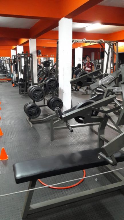 GIMNASIO EN VENTA SOBRE ACCESO SUR(RECIBO VEHICULO) — foto 3