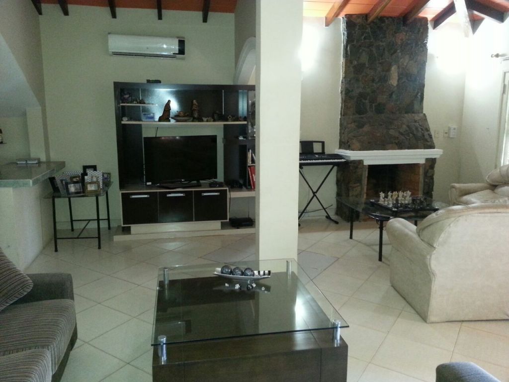 OFERTO HERMOSA RESIDENCIA EN SAN LORENZO — foto 3