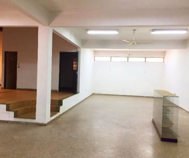 VENDO SALÓN COMERCIAL. Ubicación privilegiada. Esquina sobre asfalto. — foto 2