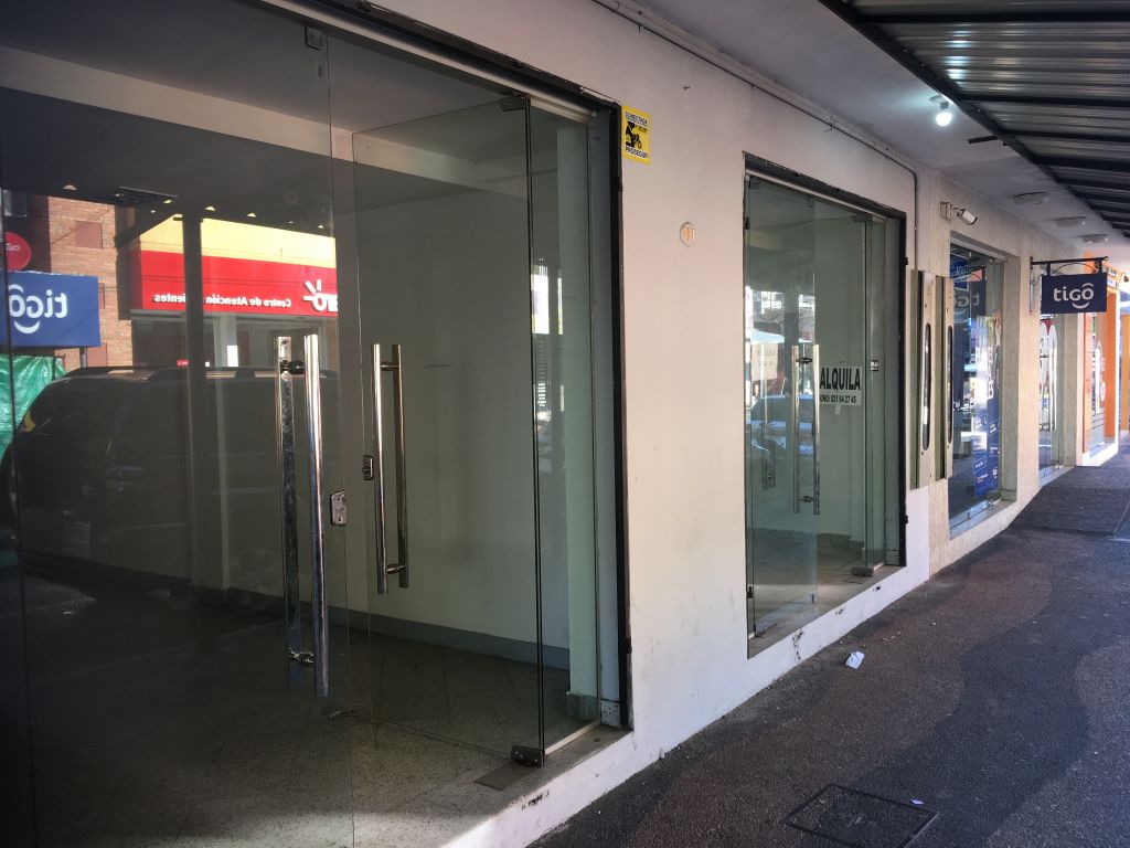 Salones Comerciales en pleno Centro de la Ciudad de Luque. — foto 2
