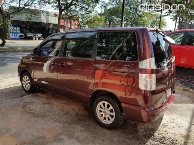 Toyota Voxy 2003 — foto 4