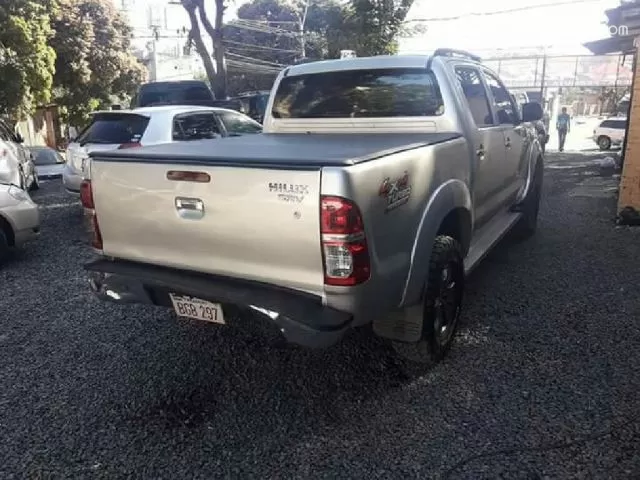 Toyota Hilux 2011 - foto 2