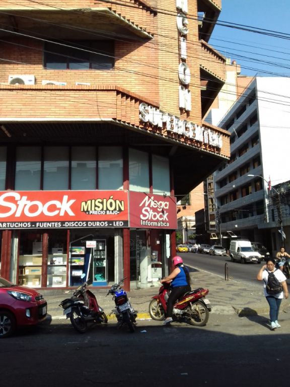 Vendo espectacular esquina en el Shopping Asunción Super Centro — foto 2