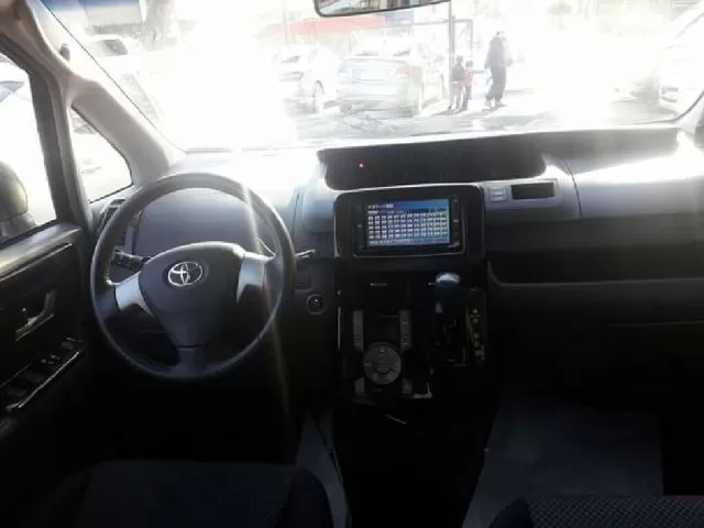 Toyota Voxy 2008 - foto 2