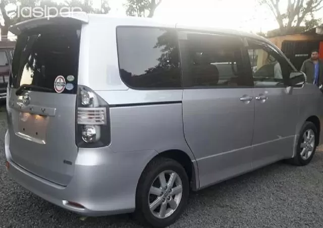 Toyota Voxy 2008 — foto 3