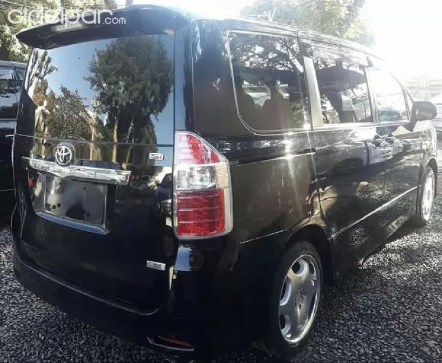 Toyota Noah 2008 - foto 2