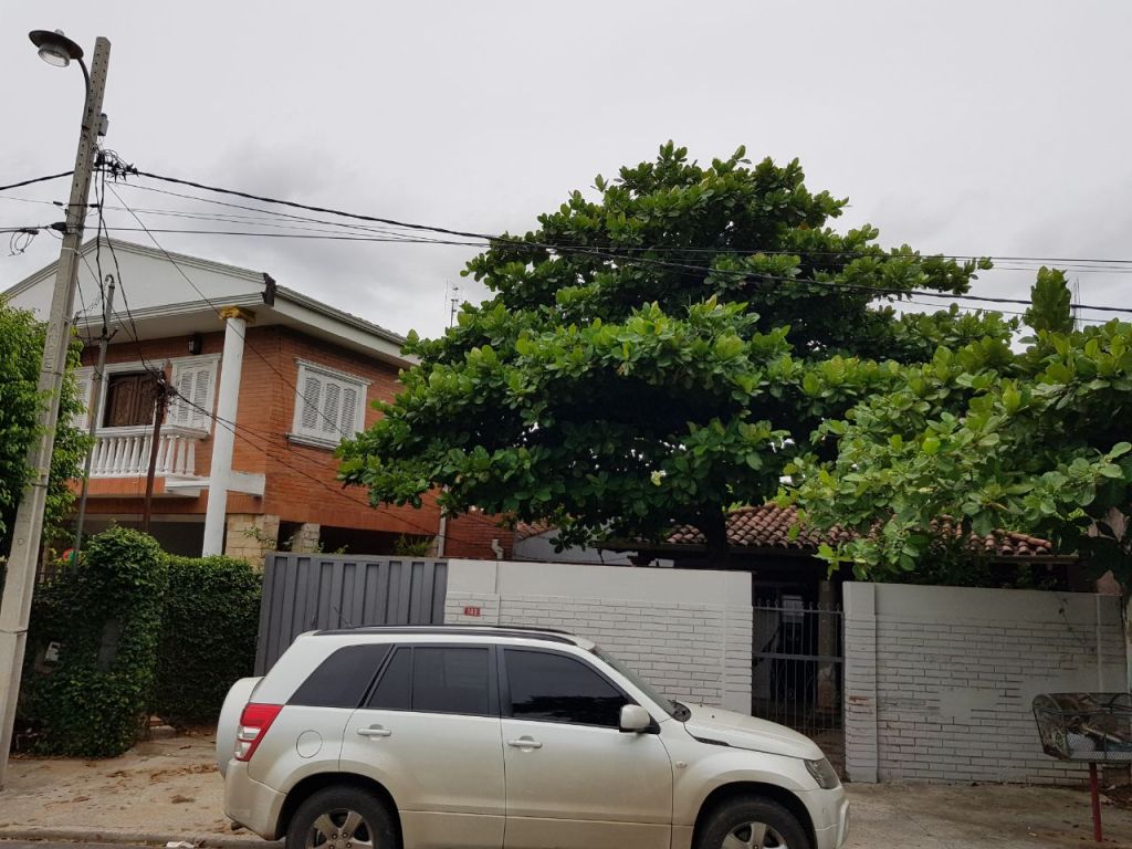 Vendo propiedad en el Barrio Loma Pytã a media cuadra de la Transchaco, en inmediaciones del Asunción Golf Club. — foto 2
