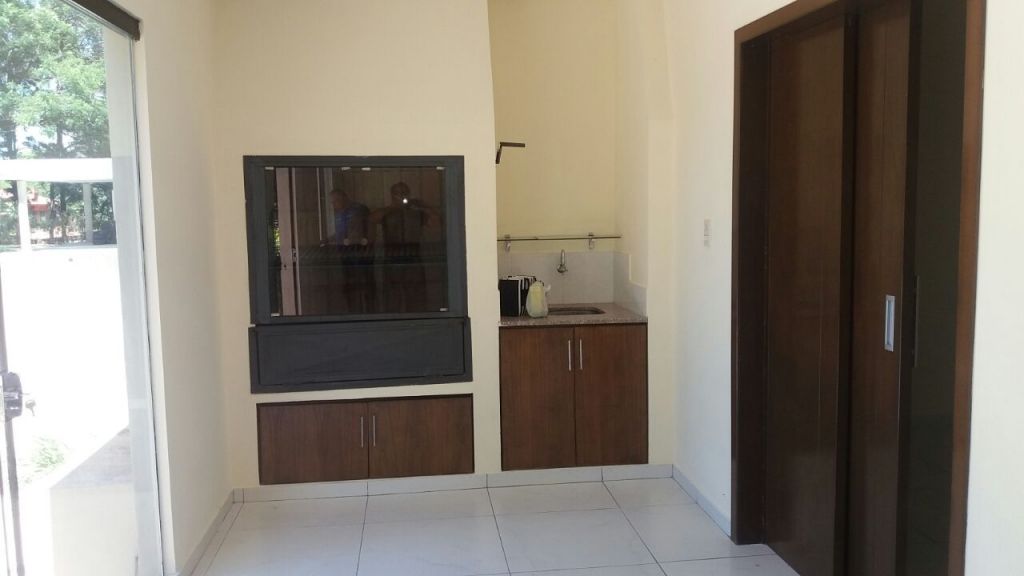 Vendo duplex en Lambare ubicada en las colinas del Yacht y Golf Club. — foto 2