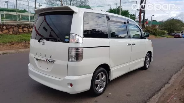 Toyota Voxy 2006 — foto 5