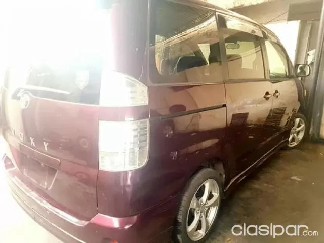 Toyota Voxy 2003 - foto 2