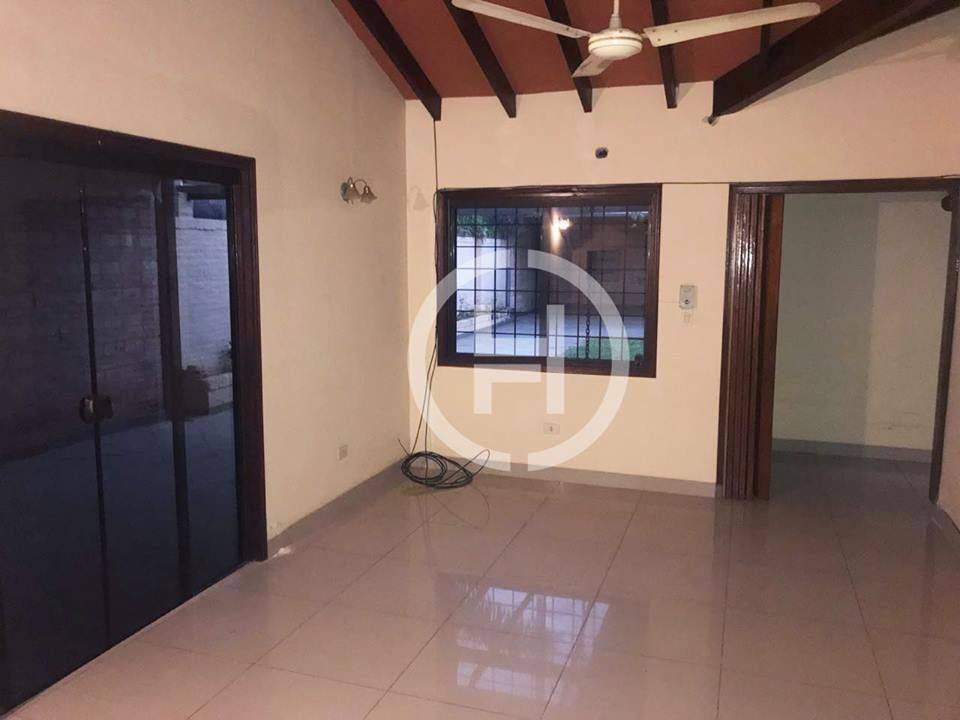 VENDO AMPLIA CASA A METROS DE AVENIDA MARISCAL LOPEZ DETRAS DEL COLEGIO DE LA ASUNCION — foto 3
