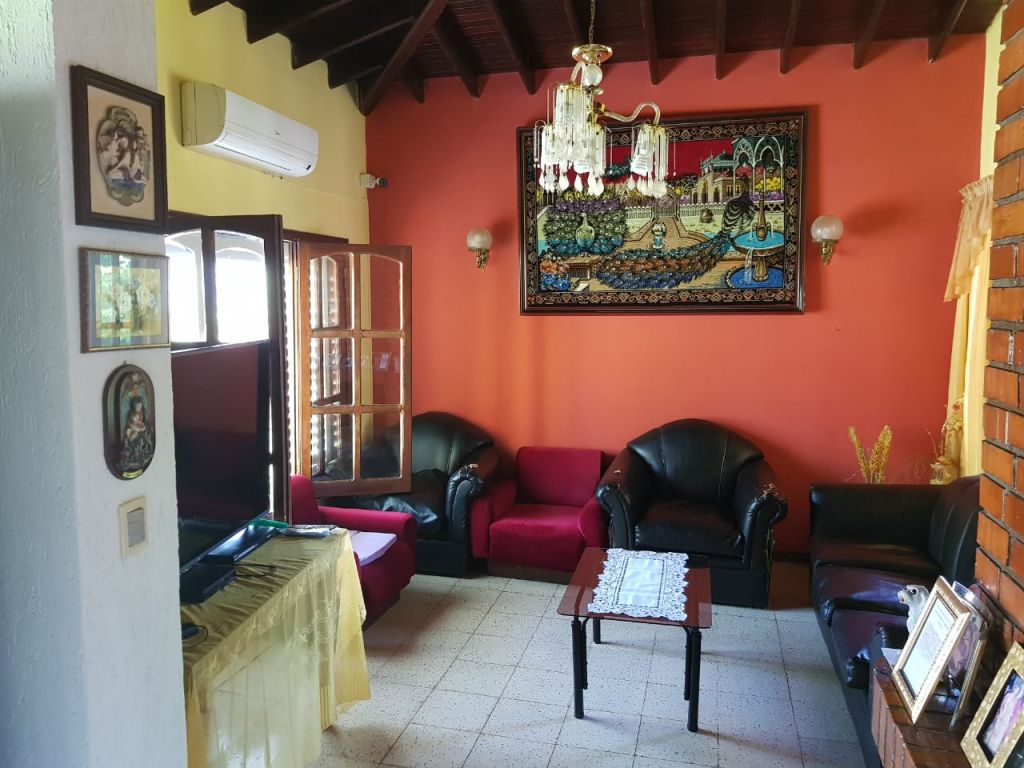 CASA EN VENTA EN EL BARRIO KENNEDY DE ENCARNACION — foto 3