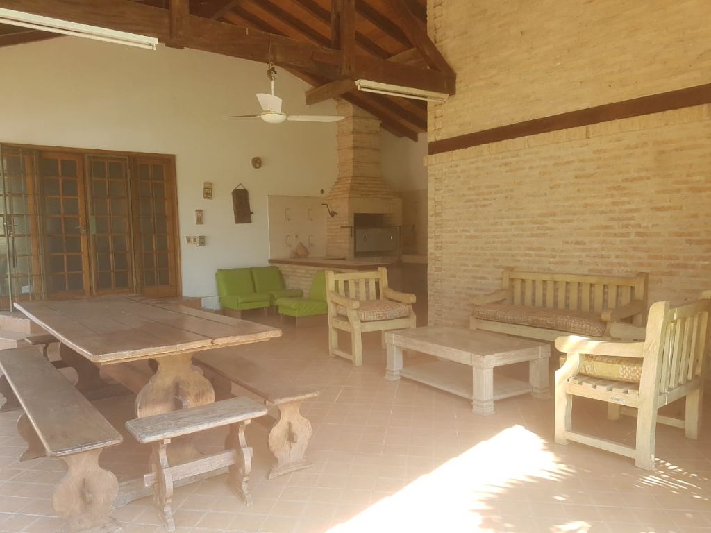 Hermosa casa en San Bernardino con amplio jardín y piscina. — foto 2