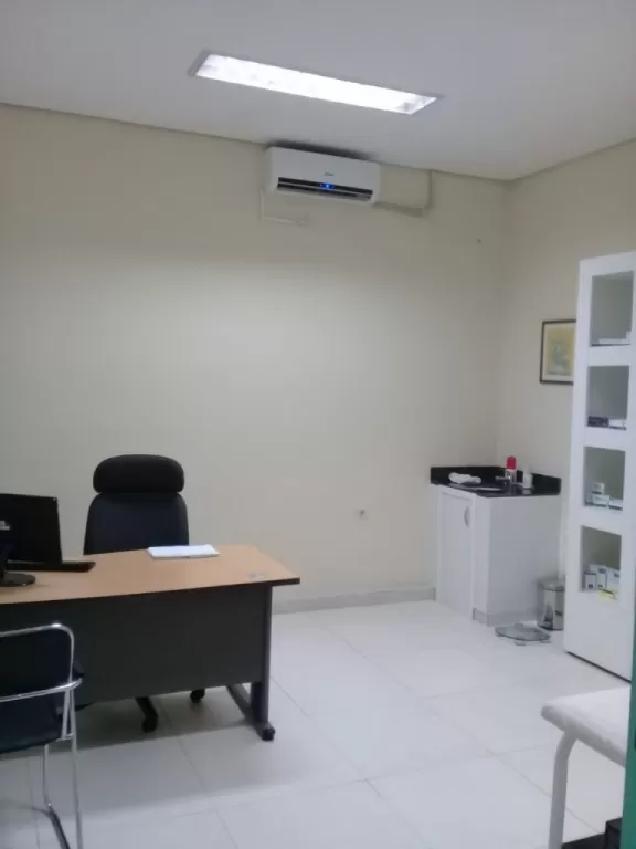 CLINICA ALQUILA CONSULTORIO MÉDICO CERCA DEL MERCADO 4 — foto 2