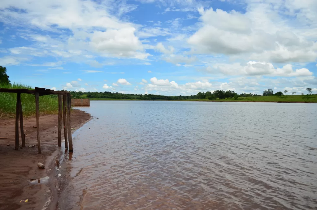 Vendo Hermoso Terreno para Casa Quinta sobre el Lago Acaray en el Km. 10 — foto 2