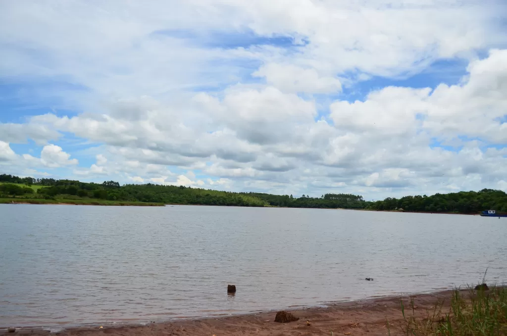 Vendo Hermoso Terreno para Casa Quinta sobre el Lago Acaray en el Km. 10 — foto 3