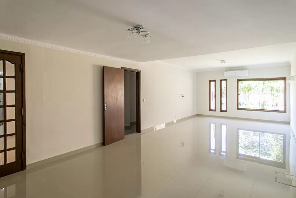 HERMOSA RESIDENCIA EN VENTA BARRIO KENNEDY LAMBARE — foto 2