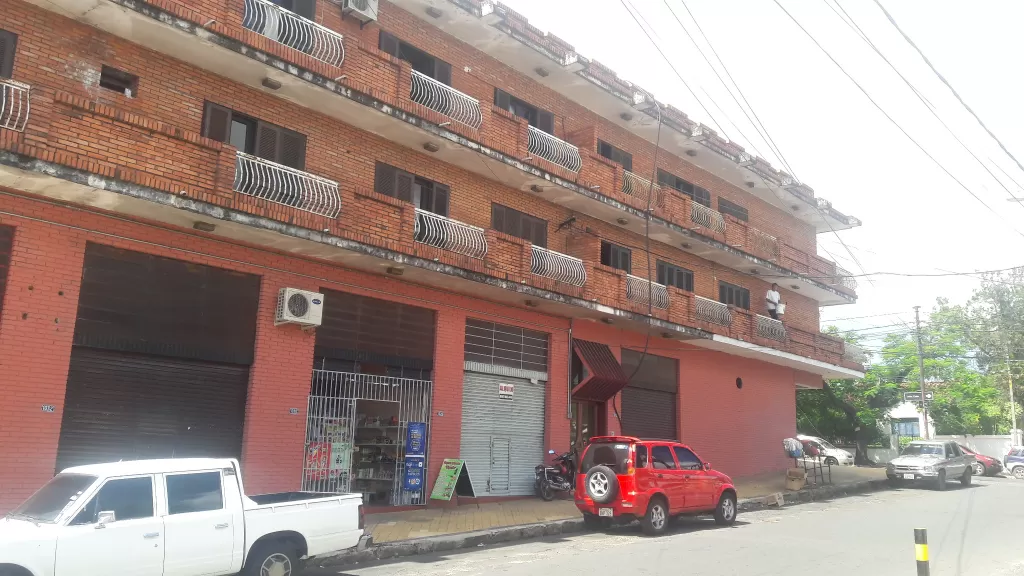 SALONES COMERCIALES. BARRIO SAJONIA. COLON Y LONDRES — foto 2