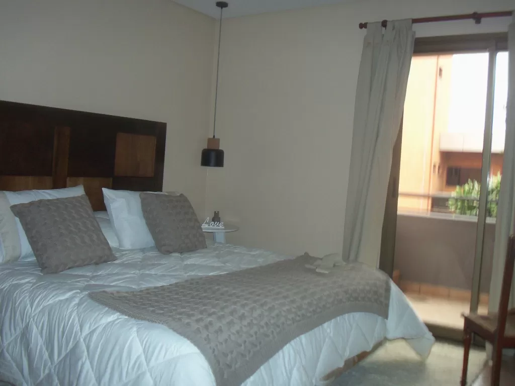 AMPLIO DTO TOTALMENTE AMOBLADO DE 2 DORMITORIOS ZONA VILLA MORRA — foto 3