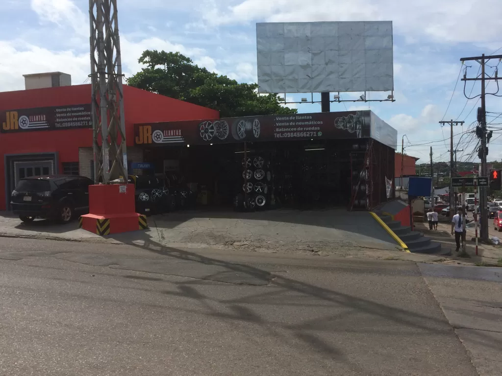 VENDO LOCALES AVDA. FDO DE LA MORA ESQ CACIQUE LAMBARE — foto 2