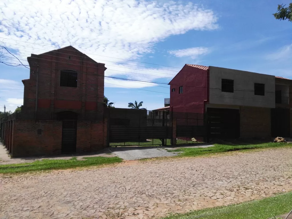 VENDO 2 DUPLEX JUNTOS!! ZONA GARDEN - LUQUE..ESQUINA S ASFALTO, CALLE JARDIN DE ORO!! — foto 2